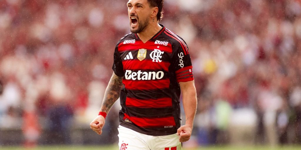 Flamengo wins at Maracanã and ties on points with Palmeiras