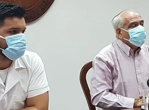 Raúl Omar Rodríguez Gracia (izquierda), junto al doctor Jorge González Pérez, director de Docencia Médica del MINSAP, en 2021