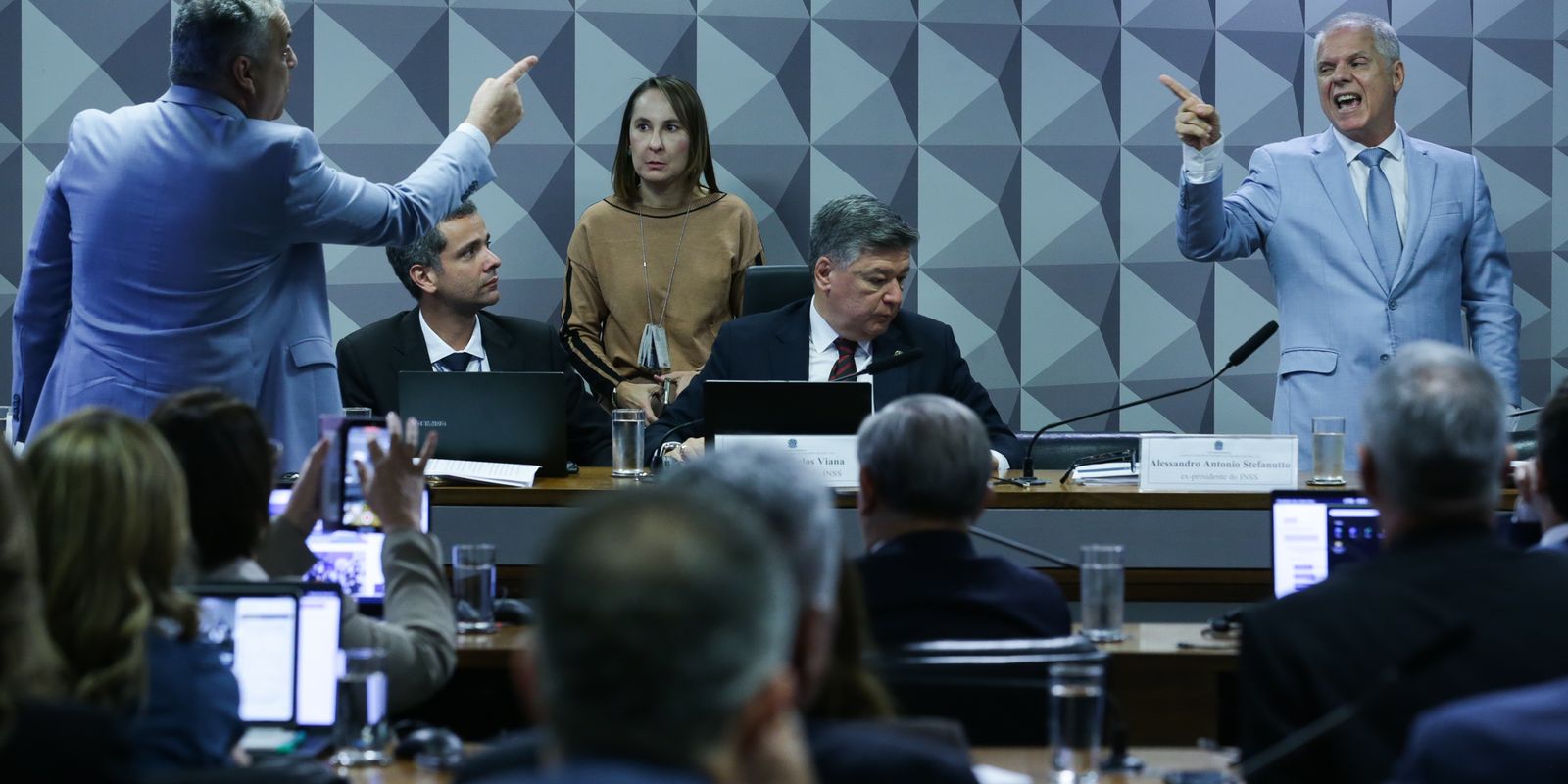 Former president of the INSS refuses to answer questions from the CPI rapporteur