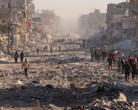 Gaza residents return to destroyed homes