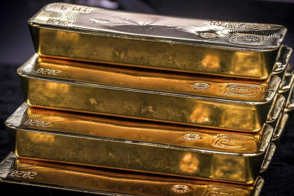 Gold reaches record and approaches US$4,000