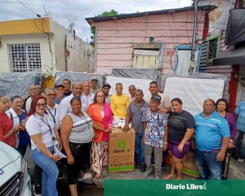 Government assists families affected by fire in Santiago