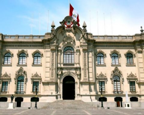 Government has flag raised at half-mast in mourning after violence in protests