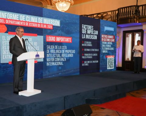 Government highlights the country's progress in international measurements on transparency, democracy and stability