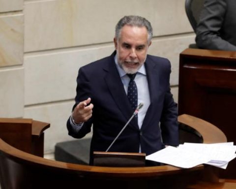 Government points to Constituent in alleged blocking of health reform