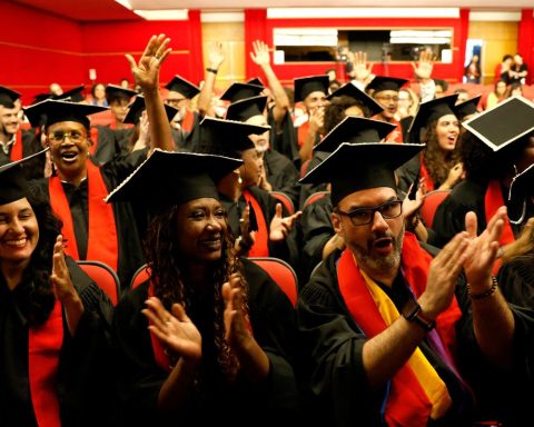 Graduates from the University of Quebradas celebrate the periphery at ABL