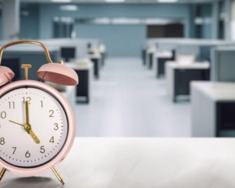 Greece approves controversial labor reform that allows days of up to 13 hours