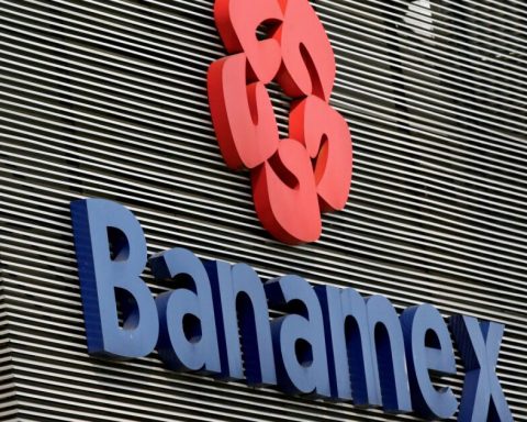 Grupo Mexico insists on buying Banamex; goes for 100% of the bank