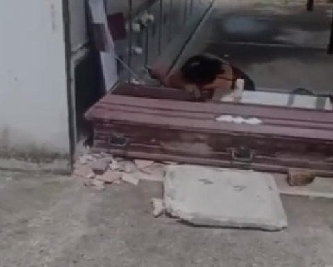 Mujer sacó un ataúd.