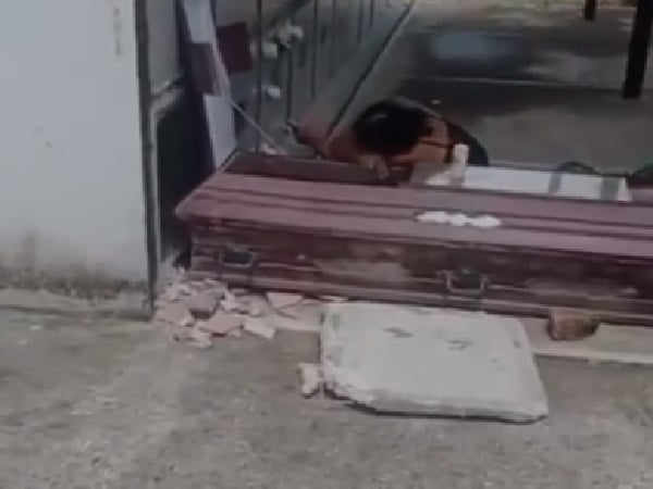 Mujer sacó un ataúd.