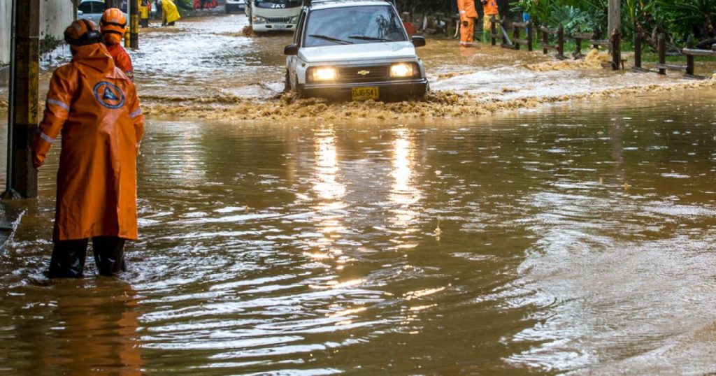 Heavy rains in Medellín leave a house destroyed and damage to several communities