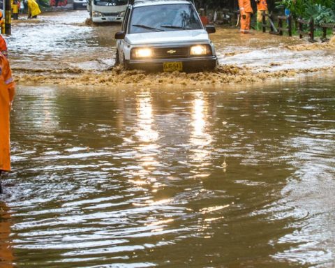 Heavy rains in Medellín leave a house destroyed and damage to several communities