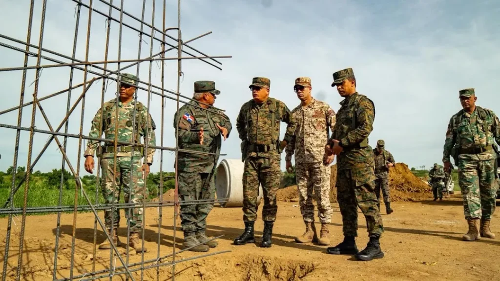 High military command supervises progress of the border fence and meets with CODEVI directors in Dajabón