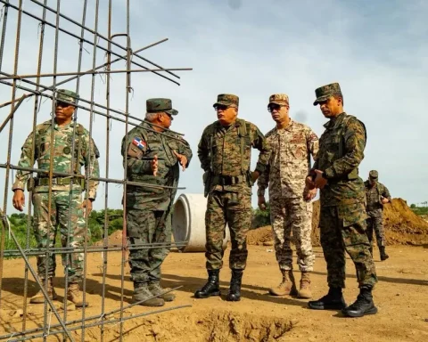 High military command supervises progress of the border fence and meets with CODEVI directors in Dajabón