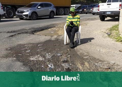 Holes on the west sidewalk of Luperón require municipal attention