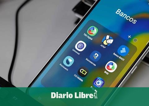 How many financial users use mobile applications