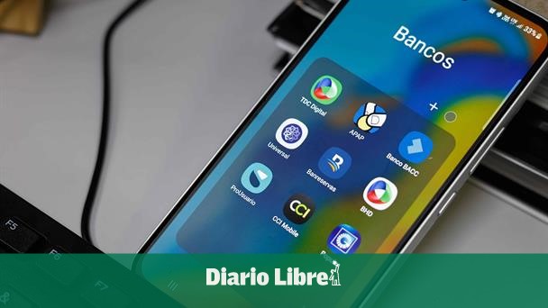 How many financial users use mobile applications