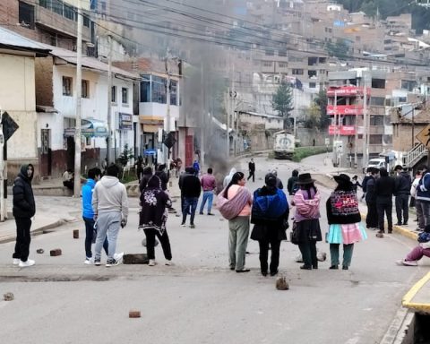Huancavelica transporters begin indefinite strike due to non-compliance with agreements