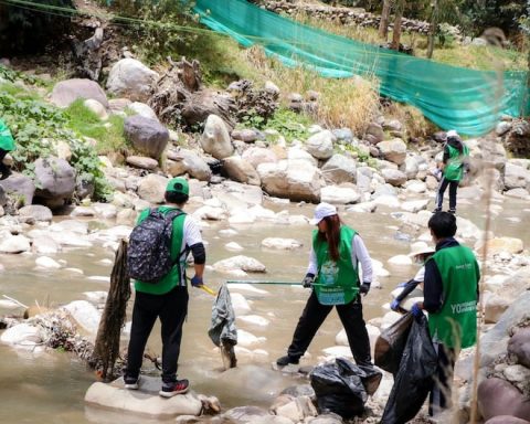Huancayo: During a cleaning day they remove more than a ton of waste from the Shullcas River