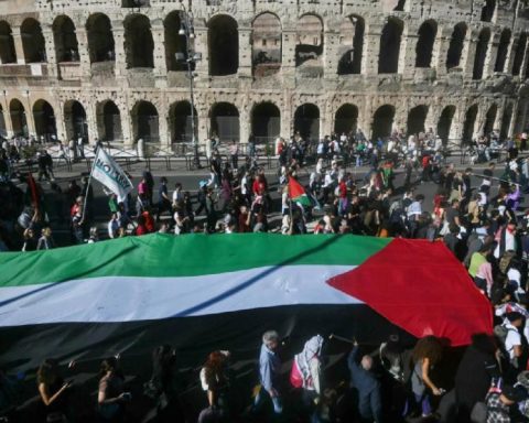Hundreds of thousands march in support of Palestinians throughout Europe