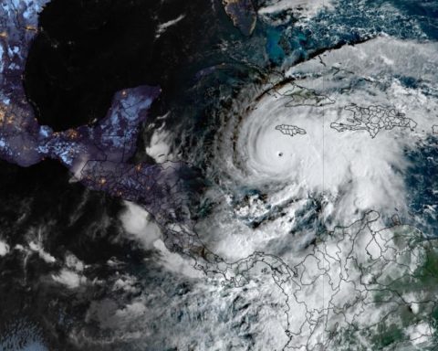 Hurricane Melissa advances to Jamaica with destructive winds of up to 270 kilometers per hour