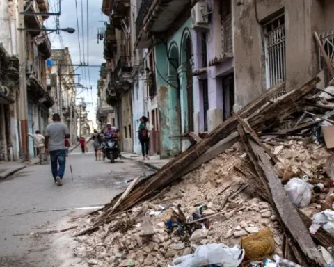 Una montaña de basura en una calle de La Habana, Cuba