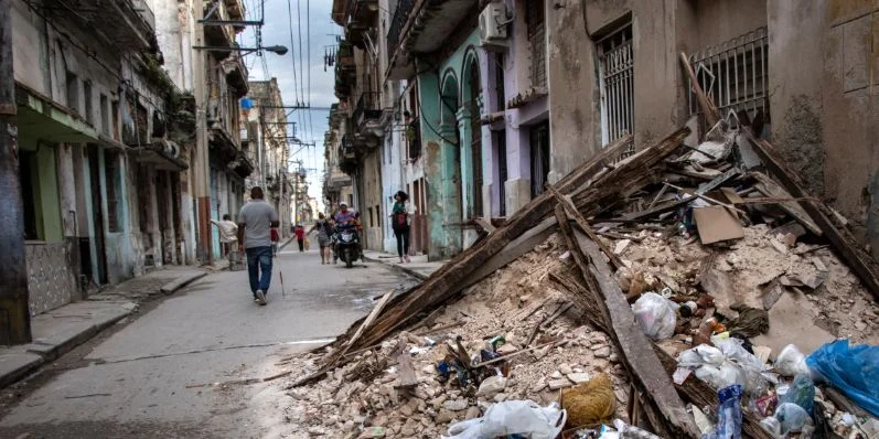 Una montaña de basura en una calle de La Habana, Cuba