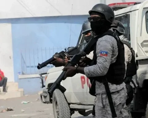 Un policía haitiano