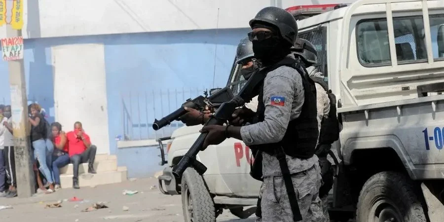 Un policía haitiano