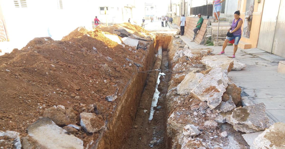 In Manzanillo, water reaches homes every 30 days and part is lost through leaks