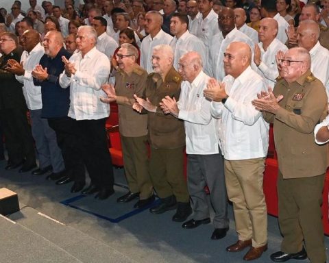In the midst of a deep editorial crisis, they present nine volumes of the 'chosen works' by Raúl Castro