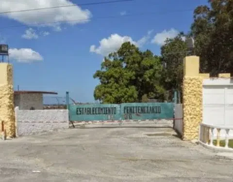 Entrada de la cárcel El Pitirre, también conocida como "15-80", en La Habana