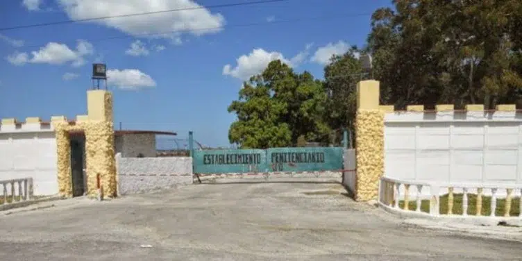 Entrada de la cárcel El Pitirre, también conocida como "15-80", en La Habana