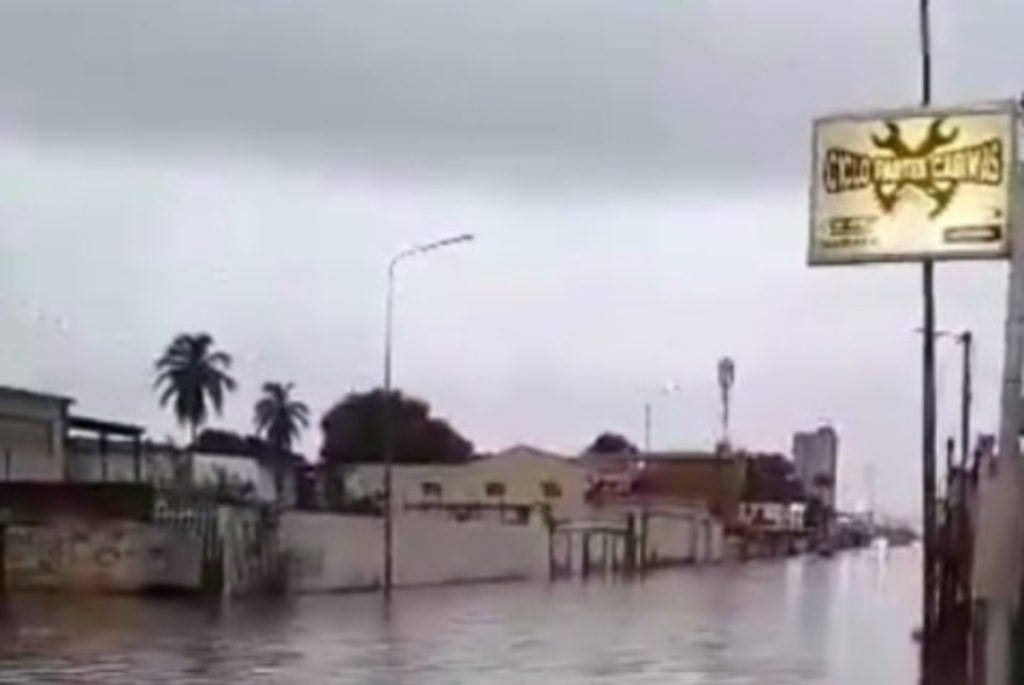 Intense rains cause flooding in seven parishes of Cabimas
