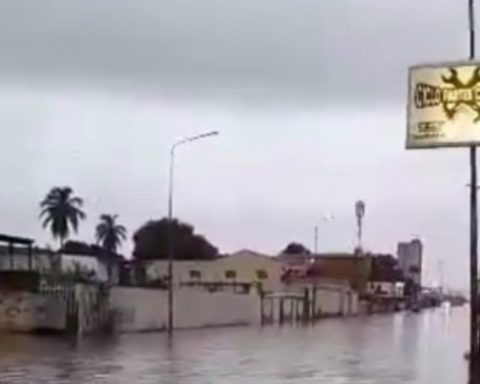 Intense rains cause flooding in seven parishes of Cabimas