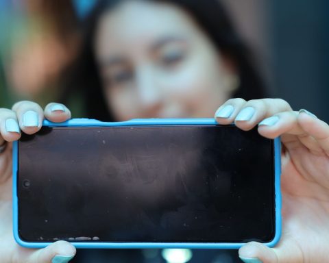 Internet use in schools by teenagers drops from 51% to 37%