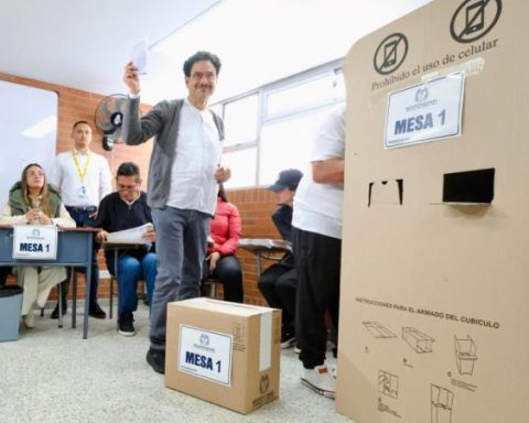 Iván Cepeda remains the candidate of the Historical Pact after winning a partisan consultation
