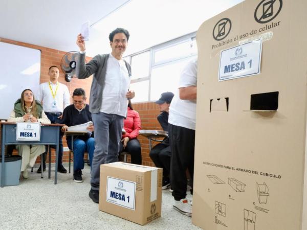 Iván Cepeda remains the candidate of the Historical Pact after winning a partisan consultation