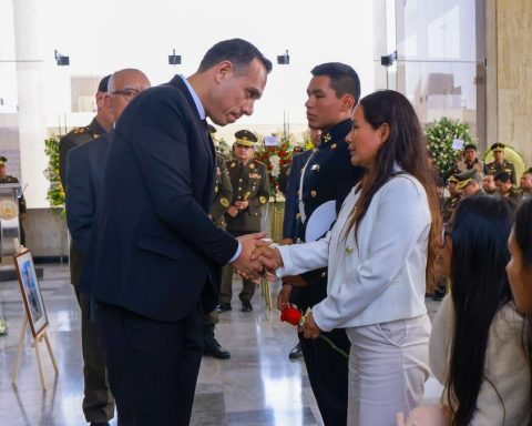 Jerí paid posthumous tribute to General Marco Marín Saldaña in a funeral ceremony at 'El Pentagonito'