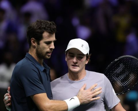 João Fonseca battles on the court, but says goodbye to the Masters 1000 in Paris