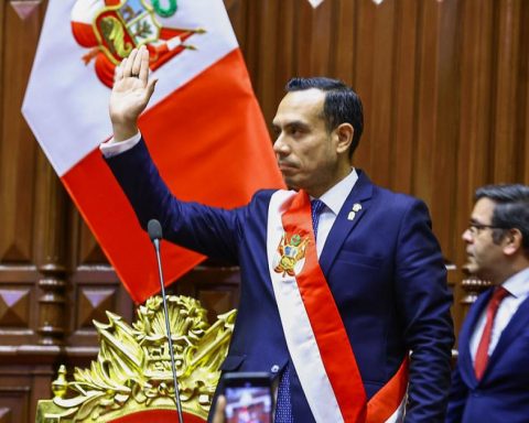 José Jerí presents a bill as a congressman while being president