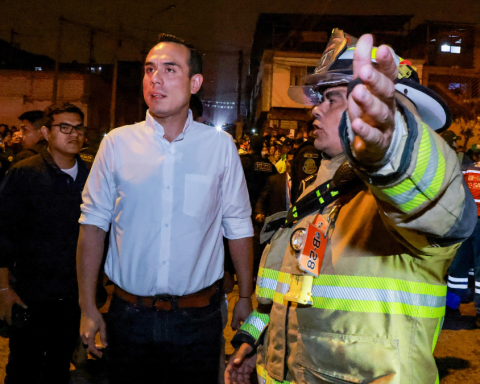 José Jerí supervises the area affected by the fire in Pamplona Alta