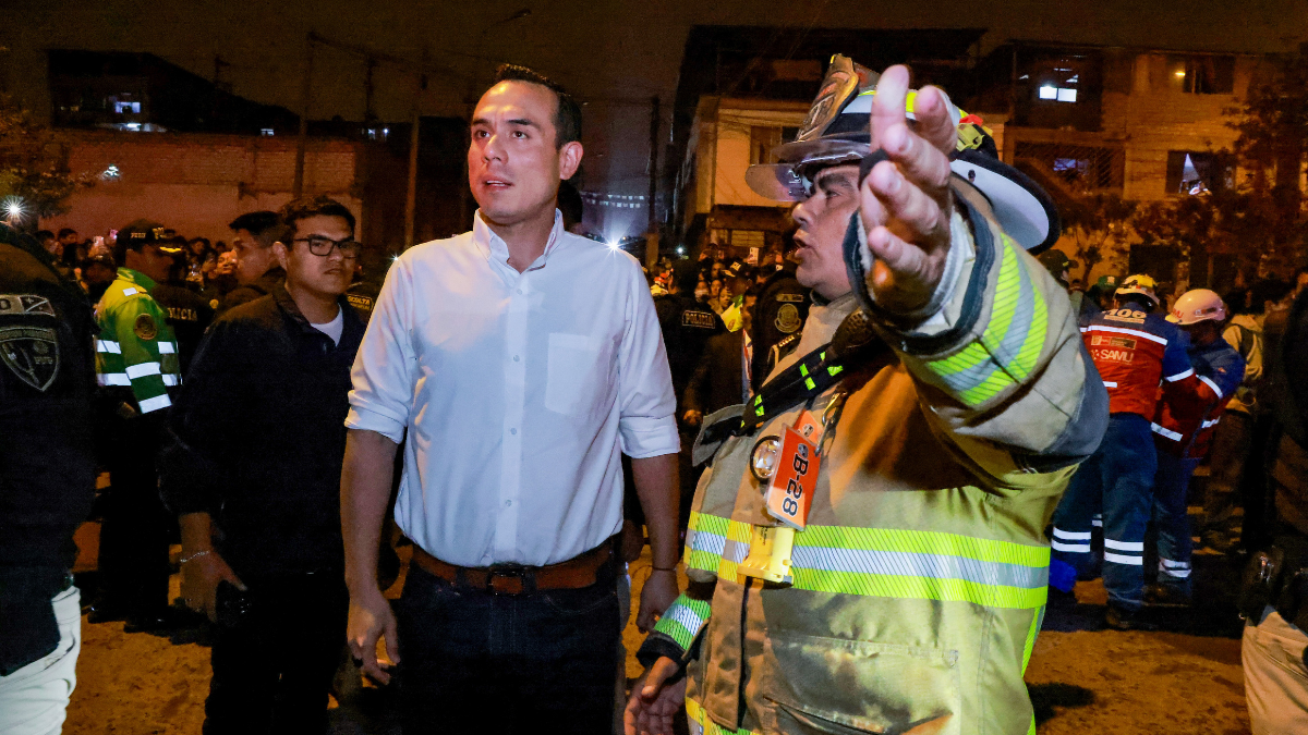 José Jerí supervises the area affected by the fire in Pamplona Alta