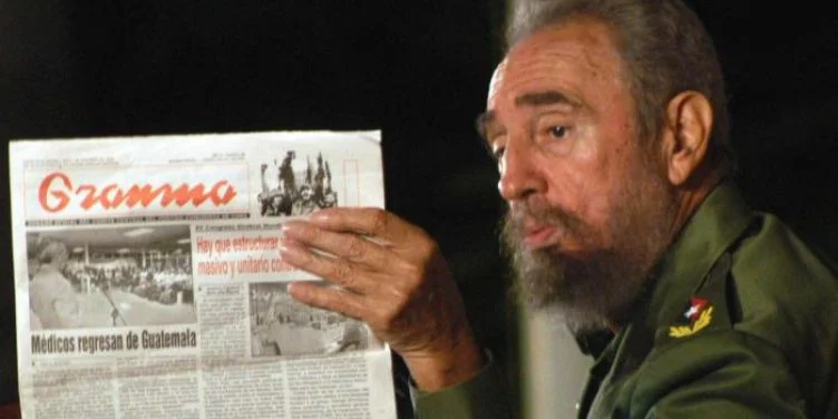 Fidel Castro leyendo el periódico 'Granma'