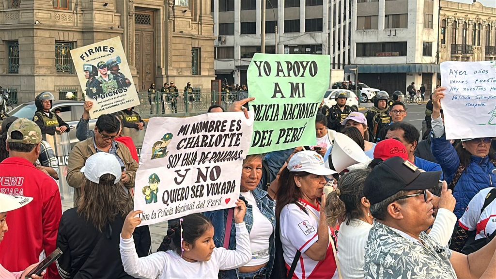 Juan José Santiváñez uses a march to campaign politically: he appears with police officers