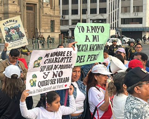 Juan José Santiváñez uses a march to campaign politically: he appears with police officers