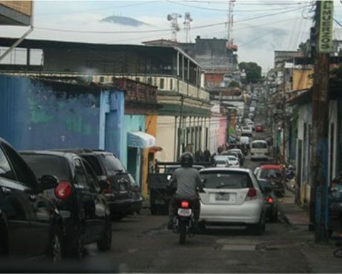 Kilometers of lines to buy gasoline collapse roads in San Cristóbal