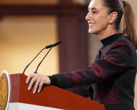 “Let people evaluate us,” Sheinbaum tells Noroña after using a private plane