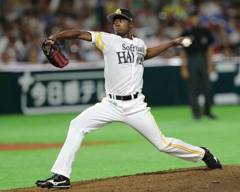 Liván Moinelo guides the Falcons towards the Japan Series