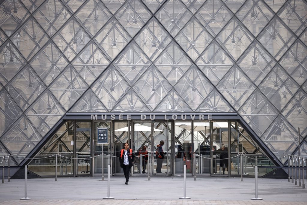 Louvre Museum remains closed after unusual theft